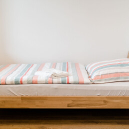 Stabiles Bett mit hochwertiger Matraze in den Zimmern für Monteure in Ascha