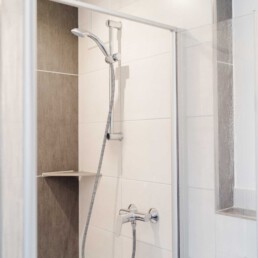 Neu renovierte Zimmer mit eigener Dusche und WC im Herzen von Ascha